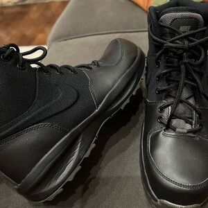 Boys NIKE Manoa Deep Black Shoes size 6.5 Y
